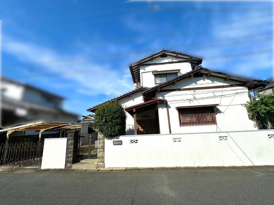 福岡市城南区の事例:買取前、瓦屋根の和風2階建て空き家